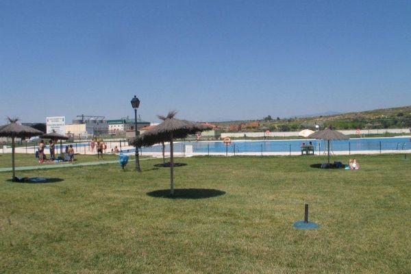 El SES ordena el cierre de la piscina municipal de Montehermoso por defectos en unas escalerillas