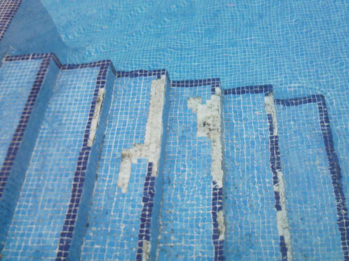 La piscina de Montehermoso sigue abierta al público a pesar de la orden de cierre cautelar del SES