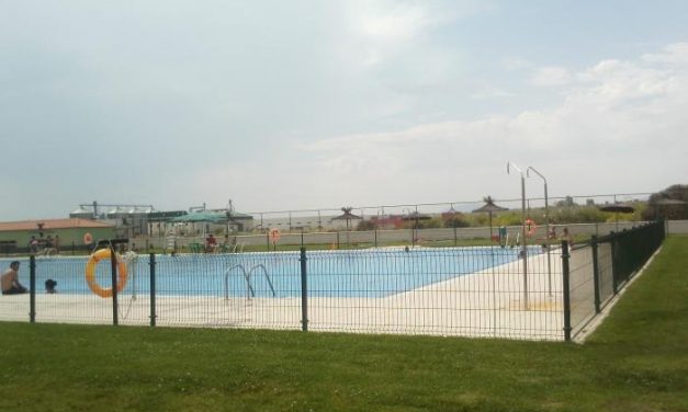 La piscina de Montehermoso sigue abierta al público a pesar de la orden de cierre cautelar del SES