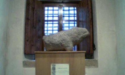 El Museo de la Cárcel Real de Coria ofrece varias exposiciones de fotografías y esculturas de hierro