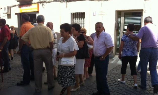 Cientos de personas visitan el mercado organizado en Moraleja para vivir el Día de Extremadura