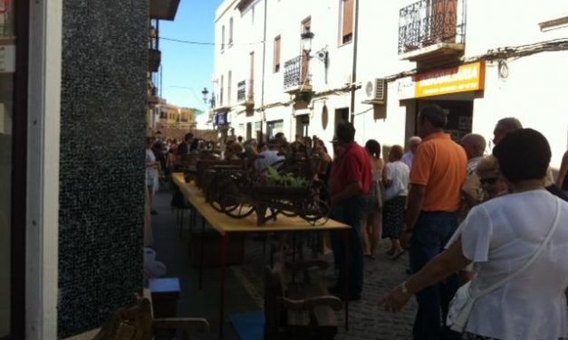 Cientos de personas visitan el mercado organizado en Moraleja para vivir el Día de Extremadura