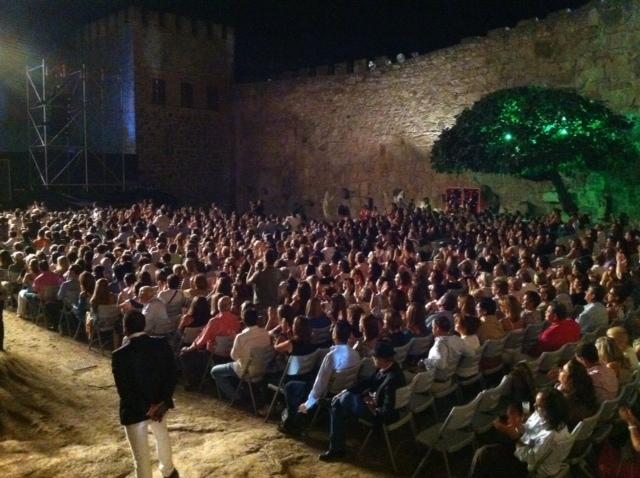 Cerca de 2.000 personas asistieron al concierto que el artista Raphael ofreció en el castillo de Trujillo