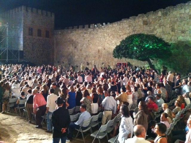 Cerca de 2.000 personas asistieron al concierto que el artista Raphael ofreció en el castillo de Trujillo