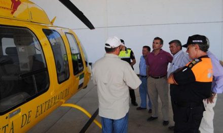 El alcalde de Valencia de Alcántara visita el servicio aéreo que el Plan Infoex tiene en el municipio