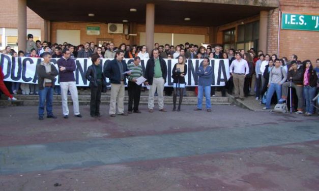 El IES Jálama de Moraleja proclama en una concentración que «Educación no es violencia»
