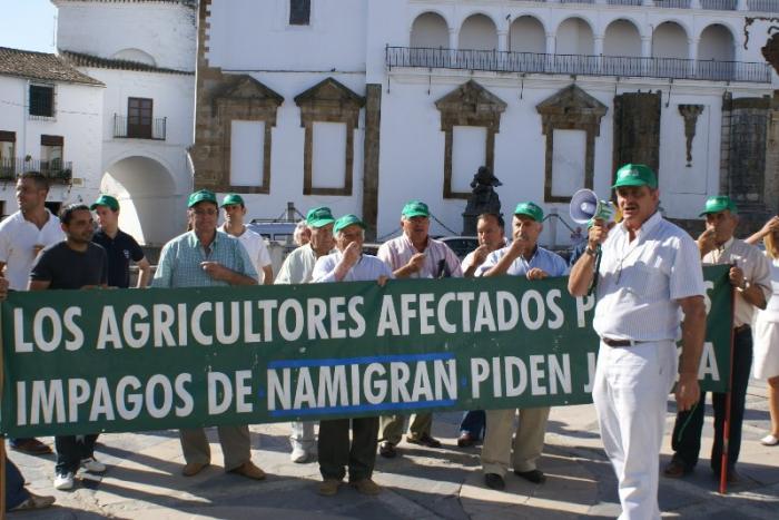 Medio centenar de agricultores afectados por las deudas de Namigrán se concentran en Llerena