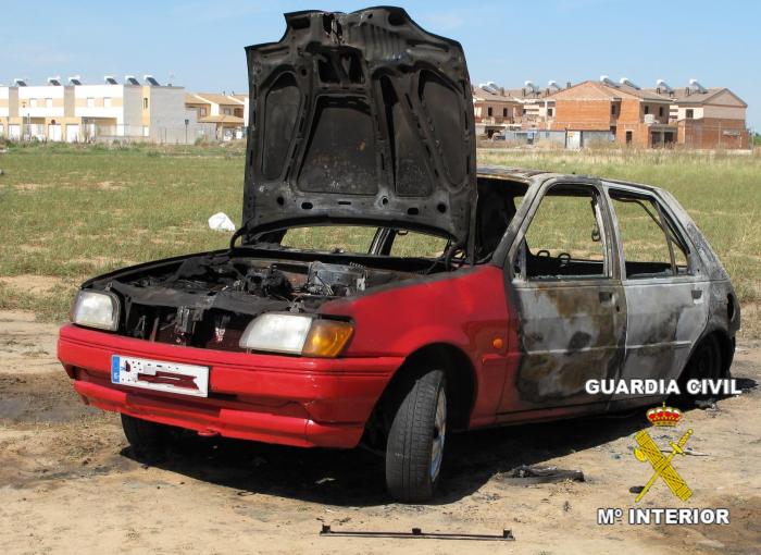La Guardia Civil detiene a tres vecinos de Montijo por robar en el interior de una veintena de vehículos