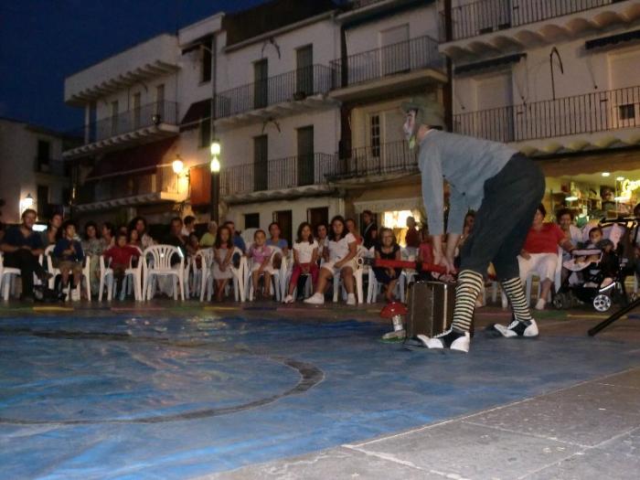 Unos 100 niños de Moraleja disfrutan del teatro infantil con la obra «Naturaleza Rota» del grupo Al Suroeste Teatro