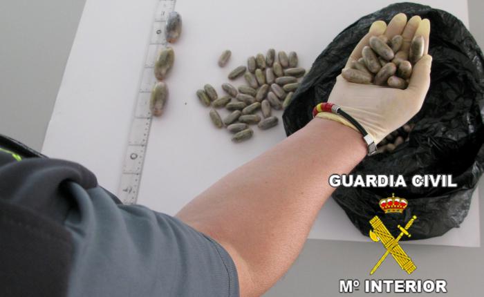 Detienen a un ciudadano luso en la A-5 que escondía más de medio kilo de bellotas de hachís en su cuerpo
