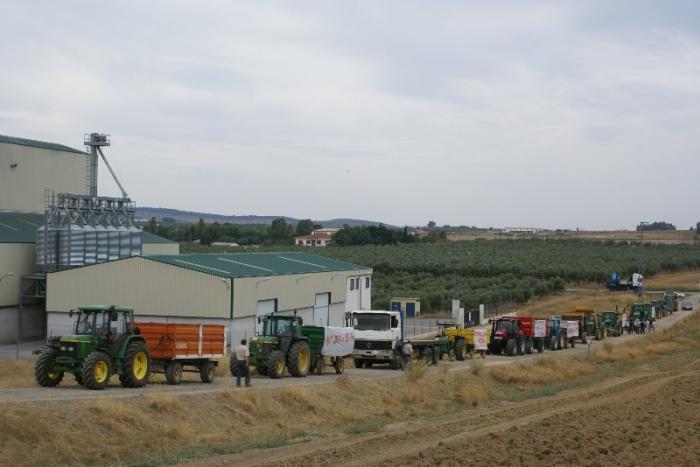 Más de sesenta tractores recorren Llerena para protestar por el caso de la empresa Nanigram