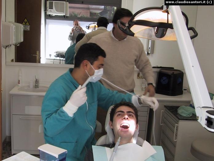El SES presenta una campaña para implicar a los dentistas en la prevención del tabaquismo de sus pacientes