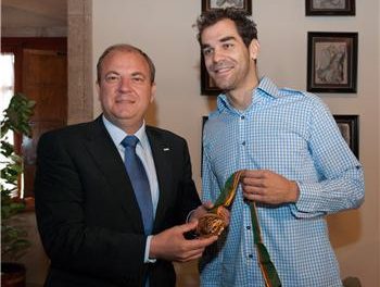 El presidente de la Junta se reúne con el jugador extremeño de la NBA, José Manuel Calderón