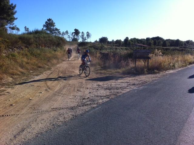 Más de 170 ciclistas participan en Valencia de Alcántara en la ruta Transcampiña 2001
