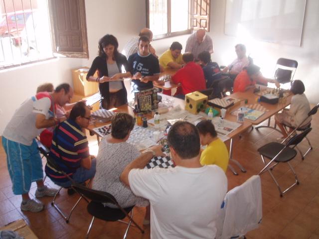 El programa de ocio y tiempo libre para discapacitados de Coria desarrolla un taller de ajedrez y juegos de mesa