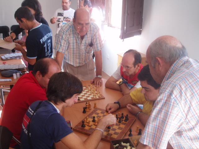 El programa de ocio y tiempo libre para discapacitados de Coria desarrolla un taller de ajedrez y juegos de mesa