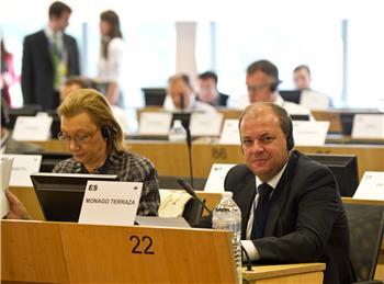 Monago analiza en Bruselas la situación del Eje 16 y el futuro de la PAC con los eurodiputados españoles