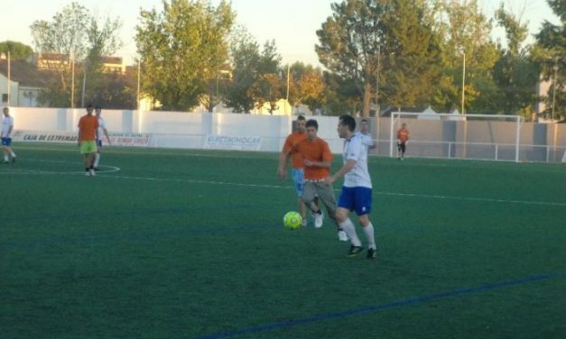 El partido de fútbol a beneficio de Cruz Roja entre guardias civiles y gitanos recauda 470 euros