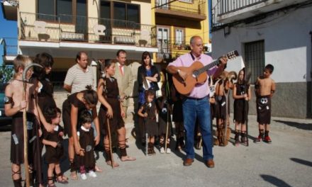 Laureano León participa en la recepción de un «verraco» de piedra en Seguro de Toro esculpido en Cáceres