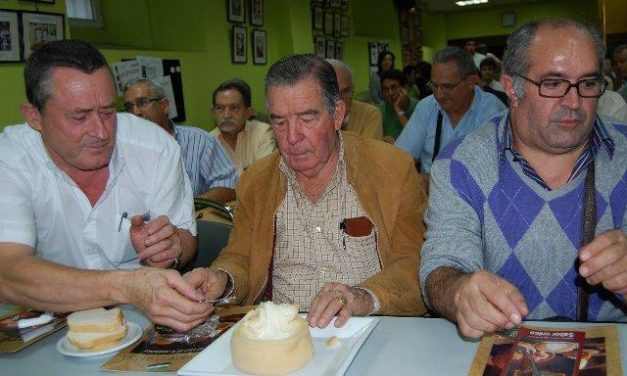 La Asociación de Cocineros y Reposteros de Madrid muestra su interés por la Torta de la Serena