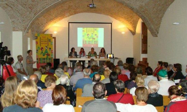 Un grupo de 80 personas del programa «Mayores Activos» conocen el olivar chico de los frailes de Cáceres