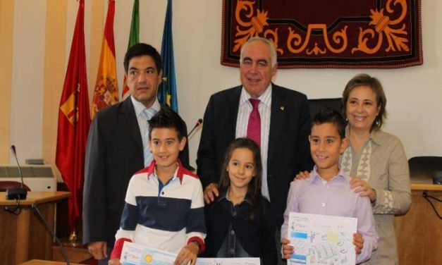 Aqualia entrega a los niños emeritenses los premios de su concurso internacional de dibujo infantil
