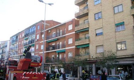 Un incendio en un bloque de pisos del centro de Coria causa la alarma entre decenas de vecinos