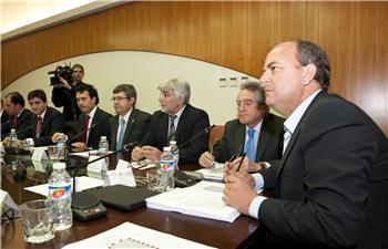 Monago se entrevista con representantes de entidades financieras que operan en Extremadura