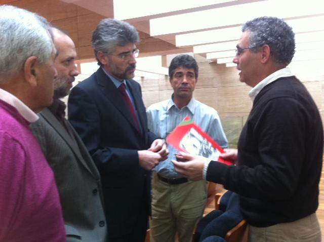 Políticos de Sierra de San Pedro entregan a PP, PSOE e IU un documento en defensa del tren Hotel  Lusitania