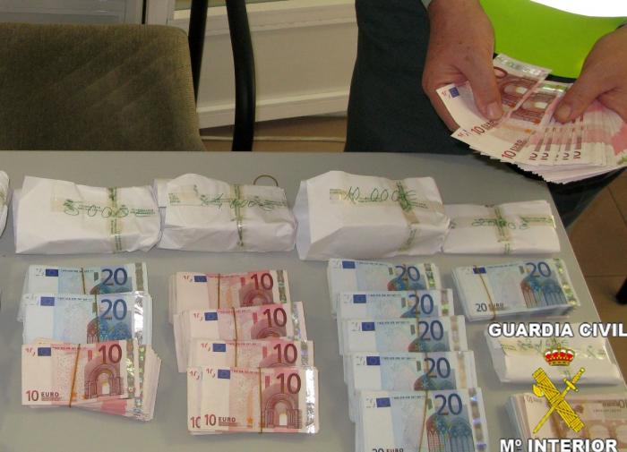 La Guardia Civil interviene en Badajoz 124.000 euros que un australiano intentaba sacar del país sin declarar