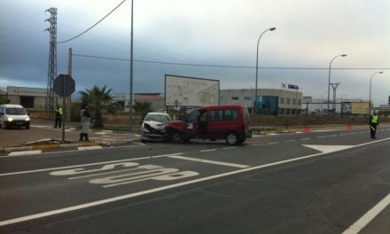 Un choque entre dos vehículos a la entrada de Moraleja obliga a cortar un carril de la carretera