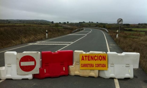 La Diputación corta por precaución la carretera Zarza-Salvaterra tras la caída al río de un turismo