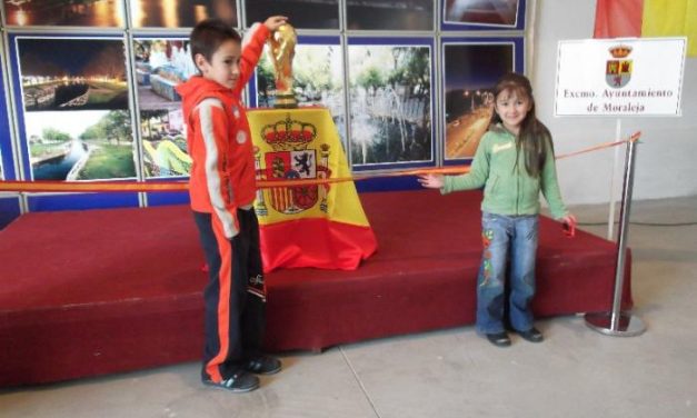 La Copa del Mundo de Fútbol de «La Roja» recibe numerosas visitas en su estancia en Moraleja