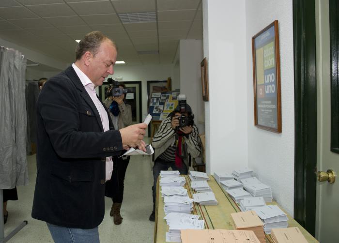 El presidente extremeño, José Antonio Monago, vota a las diez de la mañana en el colegio Puertapalma
