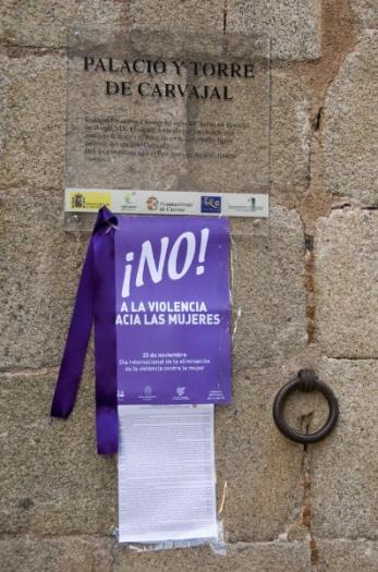 La Diputación de Cáceres celebra el Día contra la violencia de género con lazos morados en edificios