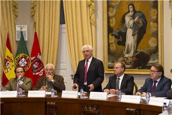El Gobierno regional y alcaldes lusos y extremeños firman la Declaración de Caya en defensa del tren