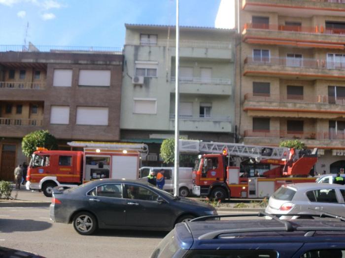 Efectivos del Sepei sofocan un incendio registrado en un inmueble de la avenida de Pureza Canelo de Moraleja