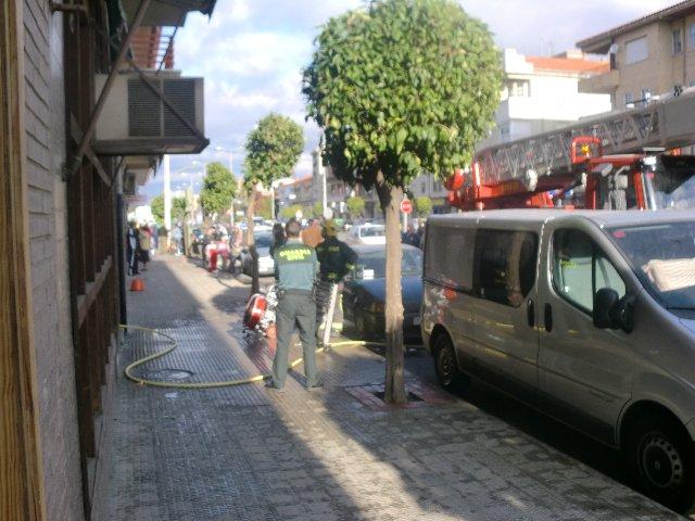 Efectivos del Sepei sofocan un incendio registrado en un inmueble de la avenida de Pureza Canelo de Moraleja