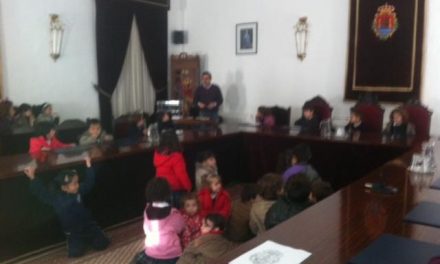 Los escolares de Valencia de Alcántara visitan el ayuntamiento para celebrar el día de la Constitución