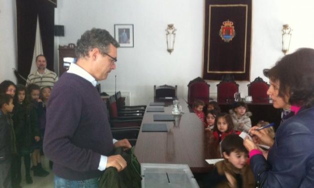 Los escolares de Valencia de Alcántara visitan el ayuntamiento para celebrar el día de la Constitución