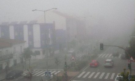 La niebla condiciona la circulación en la N-521, en Valencia de Alcántara, durante más de 100 km