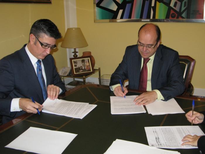 El ayuntamiento de Cáceres y La Caixa firman la póliza para poder abonar las facturas a acreedores con cargo al ICO
