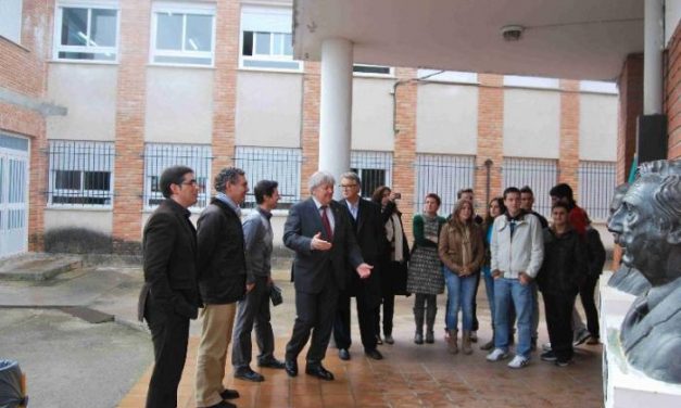 El instituto de Valencia de Alcántara presenta el premio otorgado por Caja Madrid al centro educativo