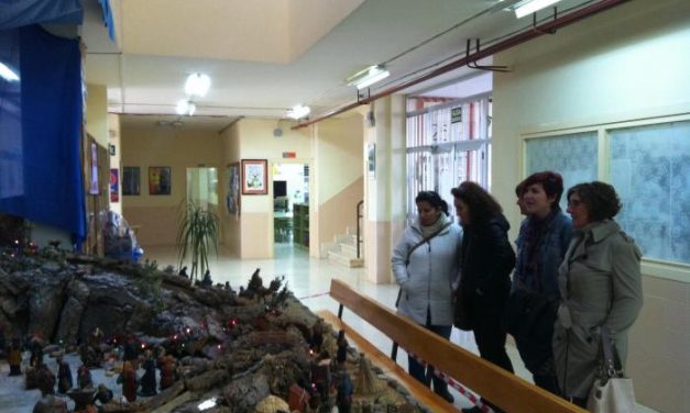 Padres de alumnos del Colegio Virgen de la Vega de Moraleja restauran y montan las figuras de un gran Belén