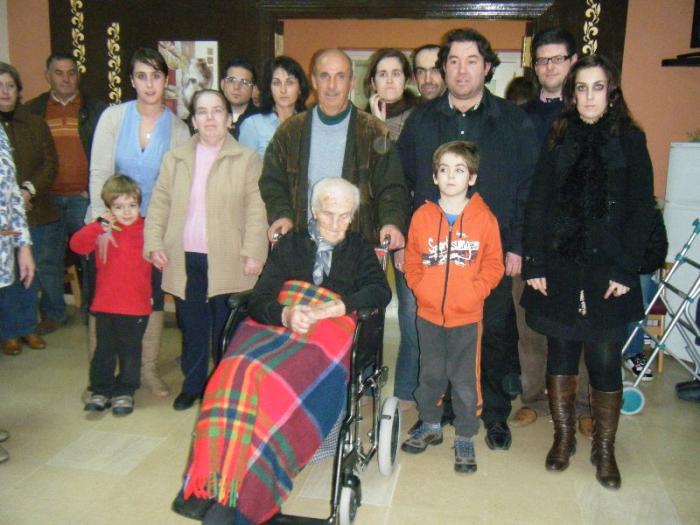 Torrecilla rinde homenaje a Salvadora Gómez Sánchez en la celebración de su  102 cumpleaños