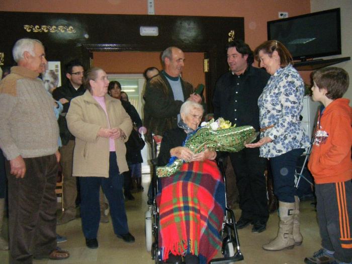 Torrecilla rinde homenaje a Salvadora Gómez Sánchez en la celebración de su  102 cumpleaños
