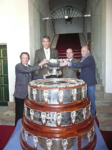 La Copa Davis permenece expuesta todo el día en la entrada principal del Ayuntamiento de Cáceres