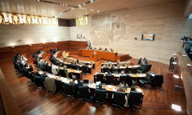 Los grupos parlamentarios registran 383 enmiendas parciales a los Presupuestos de Extremadura para el 2012