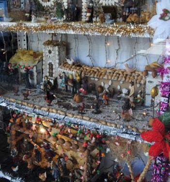 La tienda de Agustina Vicho gana el XIV concurso de escaparates navideños en Valencia de Alcántara