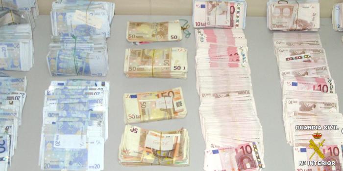 La Guardia Civil intercepta en Caya 150.000 euros que intentaban sacar de España sin declarar